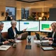Consultores de posicionamiento web en una reunión de trabajo con un equipo de marketing para definir una estrategia