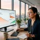 Persona revisando métricas de content decay SEO en una pantalla de analítica